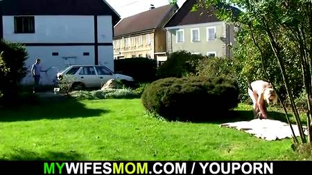 Теща совратила зятя на зеленом газоне