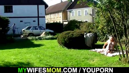 Теща совратила зятя на зеленом газоне