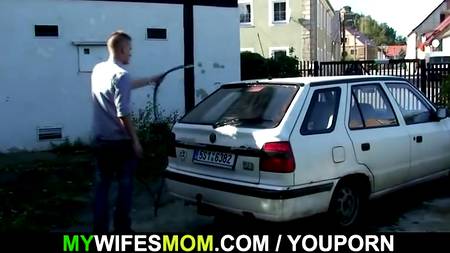 Теща совратила зятя на зеленом газоне