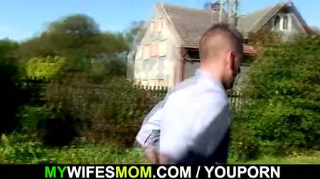 Теща совратила зятя на зеленом газоне