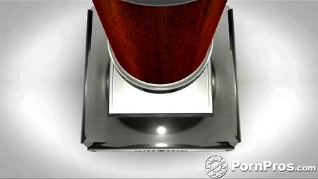 Две сестрички уединились в гостиной с молодым красавчиком