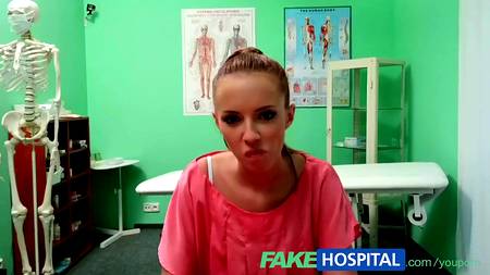 Доктор развлекся с пациенткой
