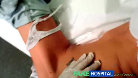 Доктор развлекся с пациенткой