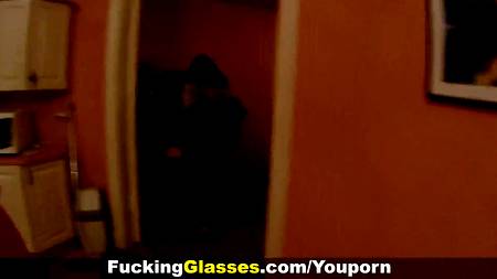 Юная брюнетка захотела отдаться симпатичному незнакомцу