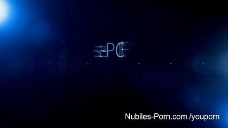 Жгучая блонда не отказывает себе в удовольствиях