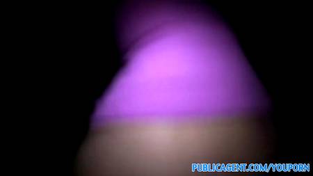 Брюнетку трахают за деньги в парке