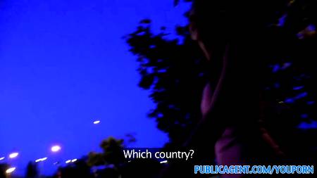 Брюнетку трахают за деньги в парке