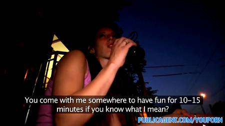 Брюнетку трахают за деньги в парке