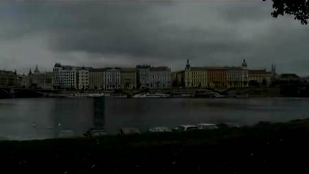 Зрелый мужик с блондинкой на публике развлекается