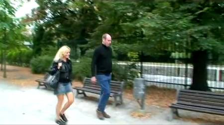 Зрелый мужик с блондинкой на публике развлекается