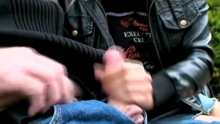 Зрелый мужик с блондинкой на публике развлекается