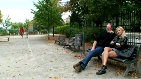 Зрелый мужик с блондинкой на публике развлекается
