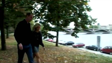 Зрелый мужик с блондинкой на публике развлекается