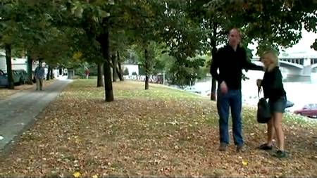 Зрелый мужик с блондинкой на публике развлекается