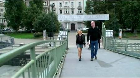 Зрелый мужик с блондинкой на публике развлекается