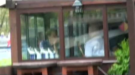 Зрелый мужик с блондинкой на публике развлекается