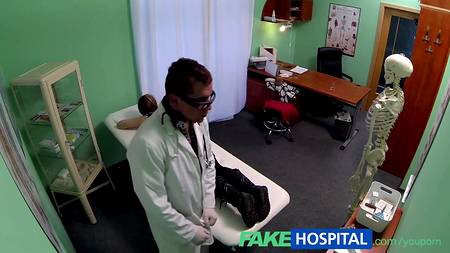 Врач пользуется дыркой своей пациентки