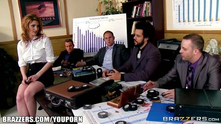 Начальник поимел на работе рыжеволосую красотку