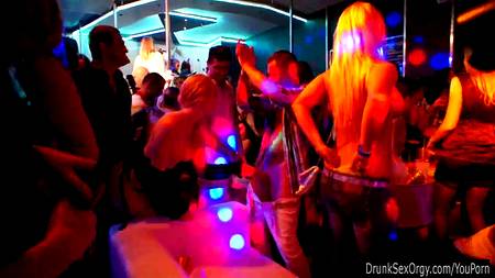 Красивые студенты подарили себе откровенную порно вечеринку
