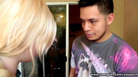 Воспользовавшись ситуацией переспал с милой блондинкой