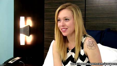 Юная блондинка получает в номере отеля рабочее место