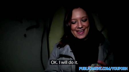 Большой толстый член пикапера просится в ротик брюнетки