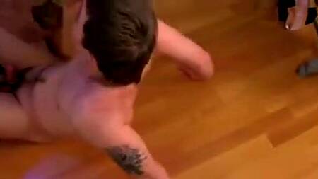 Пацан нюхает трусы зрелой дамочки и трахает её