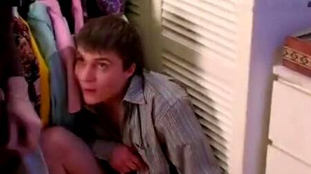 Пацан нюхает трусы зрелой дамочки и трахает её