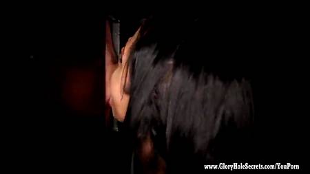 Брюнетка любит работать ротиком в элитном ночном клубе