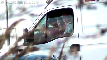 Двое жеребцов трахнули возле дороги симпатичную блондинку