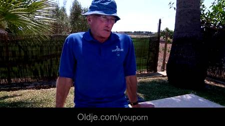 Юная красотка отдалась старику прямо в красивом скверике