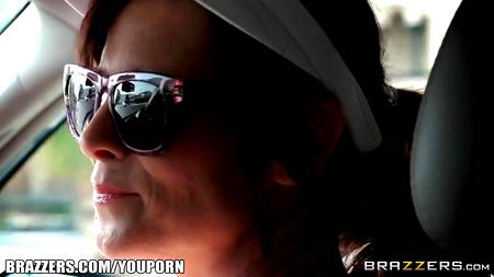 Секс на крыше автомобиля с горячей девушкой