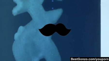 Двум красавицам нравится долбиться в анус