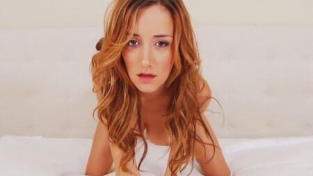 Рыжеволосая бестия обрабатывает мясистый хуй