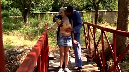 Страстная пара решила заняться сексом на железнодорожном мосту