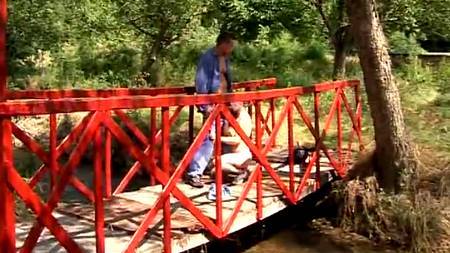 Страстная пара решила заняться сексом на железнодорожном мосту