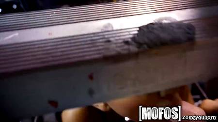 Пришла к парню на работу за порцией секса