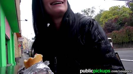 Променяла гамбургер на сочный трах в лесу