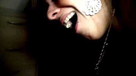 Красотка в позе раком обслуживает двух раскрепощенных любовников