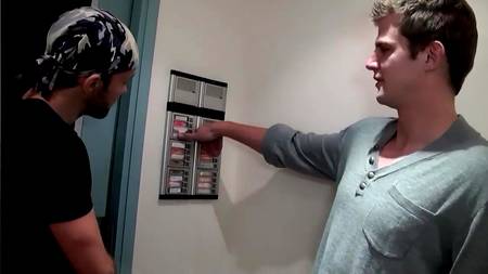 Красотка в позе раком обслуживает двух раскрепощенных любовников