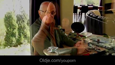 Похотливая сучка спровоцировала дедулю на секс