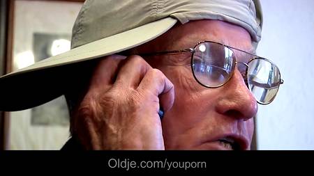 Деды бавятся с проститутками