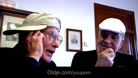 Деды бавятся с проститутками