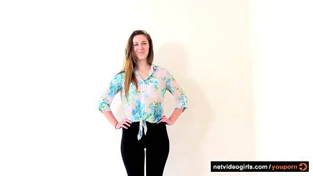 Две милашки проходят кастинг на роль в фильме для взрослых