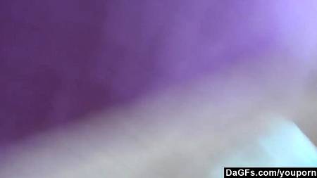 Веселая студентка впивается губами в твердый член дружка