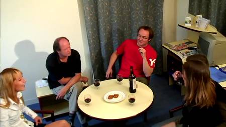 Мужики наградили стройную девчонку классной оргией