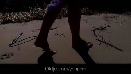 Пенсионер и нимфа на пляже