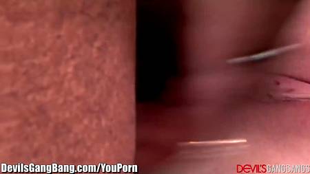 Худая блондинка согласилась на групповой секс с накачанными негритянскими парнями