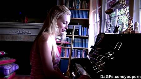 Рачком прелестную блондинку