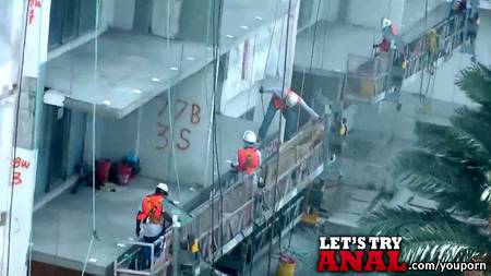 Брюнетка отсосала и дала в попку